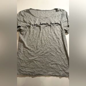 Gray t-shirt with lace front